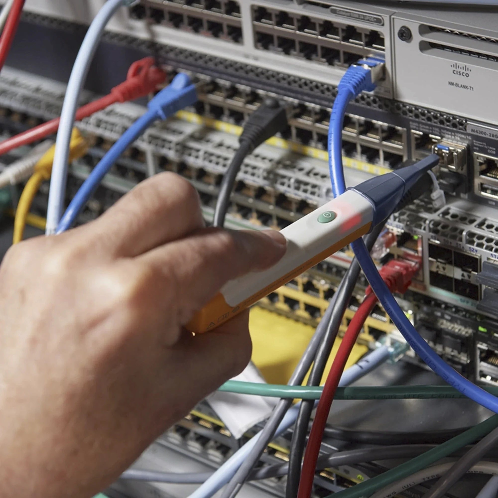 7 Maneras en que el Detector de Señales FiberLert-125 de Fluke Networks Refuerza la Seguridad en Redes de Fibra Óptica