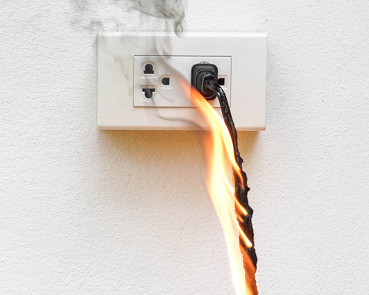 Cómo-un-pararrayos-puede-salvar-tus-bienes-electrónicos Bsai Seguridad y Controles