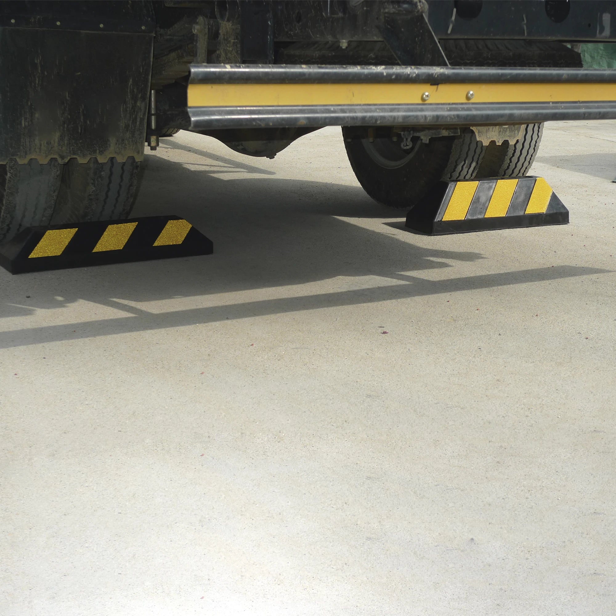 TOPE VEHICULAR 55CM / PARA CAMION / ESTACIONAMIENTO / COLOR NEGRO-AMARILLO.-Acceso Vehicular-ACCESSPRO-Bsai Seguridad & Controles