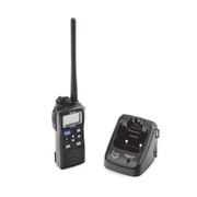 RADIO PORTÁTIL MARINO, 6 W DE POTENCIA RF, SUMERGIBLE IPX8, 700MW DE POTENCIA DE AUDIO, RANGO DE FRECUENCIA TX:156.025-157.425MHZ, RX:156.050-163.275MHZ. INCLUYE BATERÍA, ANTENA, CLIP, CARGADOR, CABLE DE ENCENDEDOR Y CORREA.