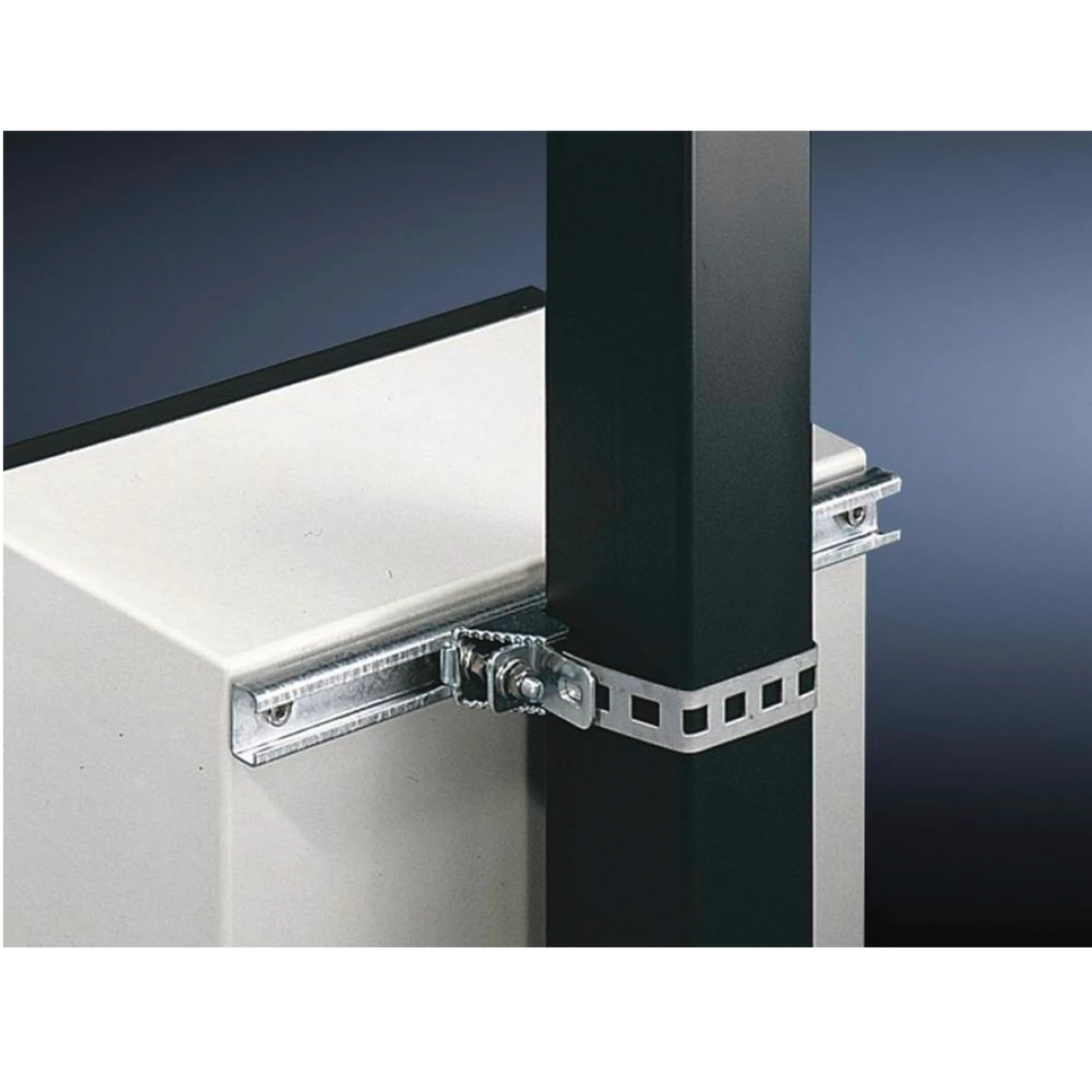 JUEGO DE 2 HERRAJES METÁLICOS PARA FIJACIÓN DE GABINETES LÍNEA PST DE 80 CM DE ANCHO. APLICABLE EN POSTE CUADRADO O CIRCULAR.-Racks y Gabinetes-PRECISION-Bsai Seguridad & Controles