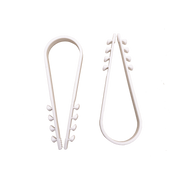 BOLSA CON 100 CLIPS SUJETADORES DE PLÁSTICO PARA CABLES DE 11 A 19 MM. IDEALES PARA INSTALACIONES EN PARED, BRINDAN SUJECIÓN FIRME Y SEGURA.