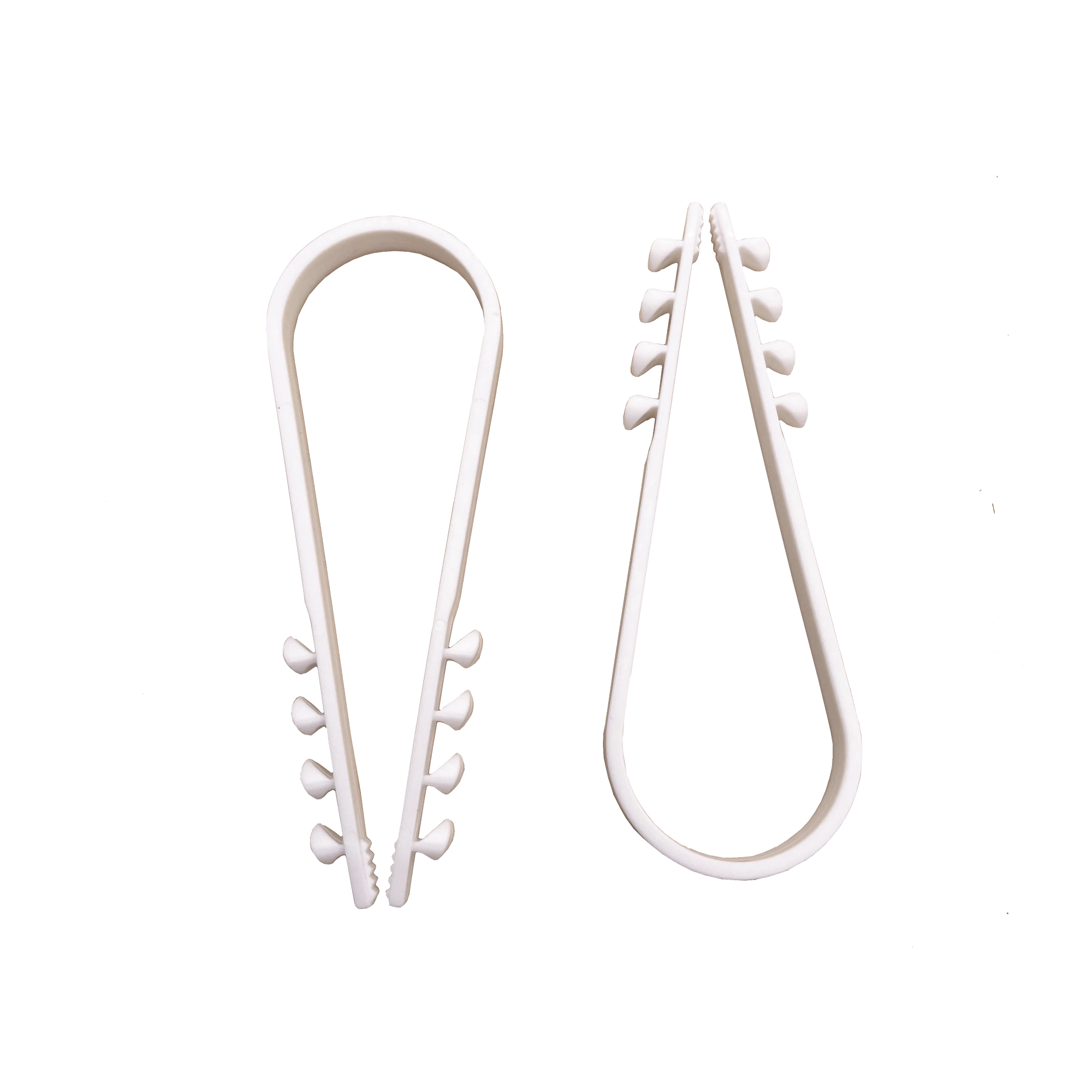 BOLSA CON 100 CLIPS SUJETADORES DE PLÁSTICO PARA CABLES DE 11 A 19 MM. IDEALES PARA INSTALACIONES EN PARED, BRINDAN SUJECIÓN FIRME Y SEGURA.