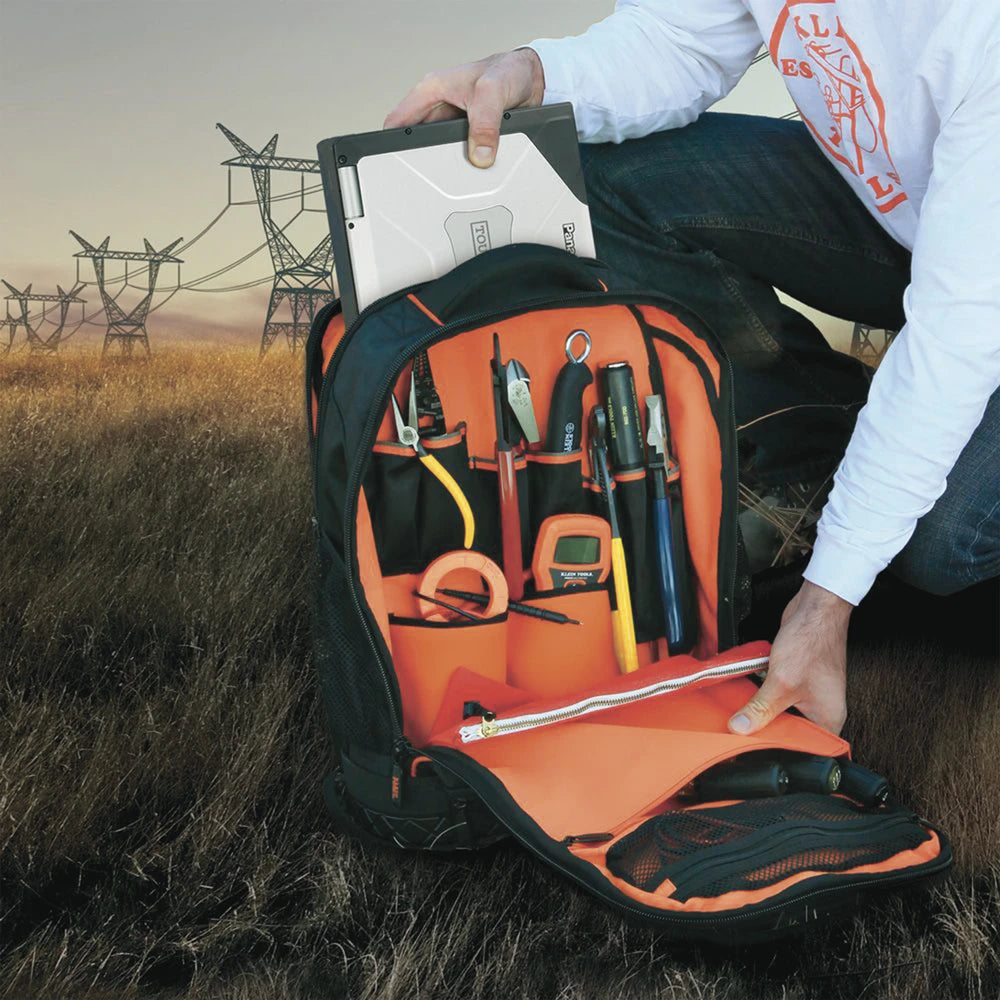 MOCHILA PARA HERRAMIENTAS Y COMPUTADORA PORTÁTIL TRADESMAN PRO™ EN POLIÉSTER NEGRO CON 25 BOLSILLOS (NO INCLUYE HERRAMIENTAS).-Herramientas-KLEIN TOOLS-Bsai Seguridad & Controles