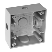 CAJA CUADRA DE 1/2" A PRUEBA DE  INTEMPERIE/ CUENTA CON 3 SALIDAS.