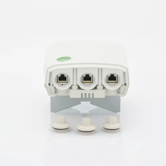 UNIDAD TERMINAL MULTIHAUL? TU, 90°, 100 MBPS ACTUALIZABLES A 1000MBPS, 3 PUERTOS RJ-45 (SALIDA POE HABILIDATA EN 2 PUERTOS), MONTAJE E INYECTOR POE INCLUIDOS, IP65, COLOR BLANCO-Enlaces PtP y PtMP-SIKLU-Bsai Seguridad & Controles